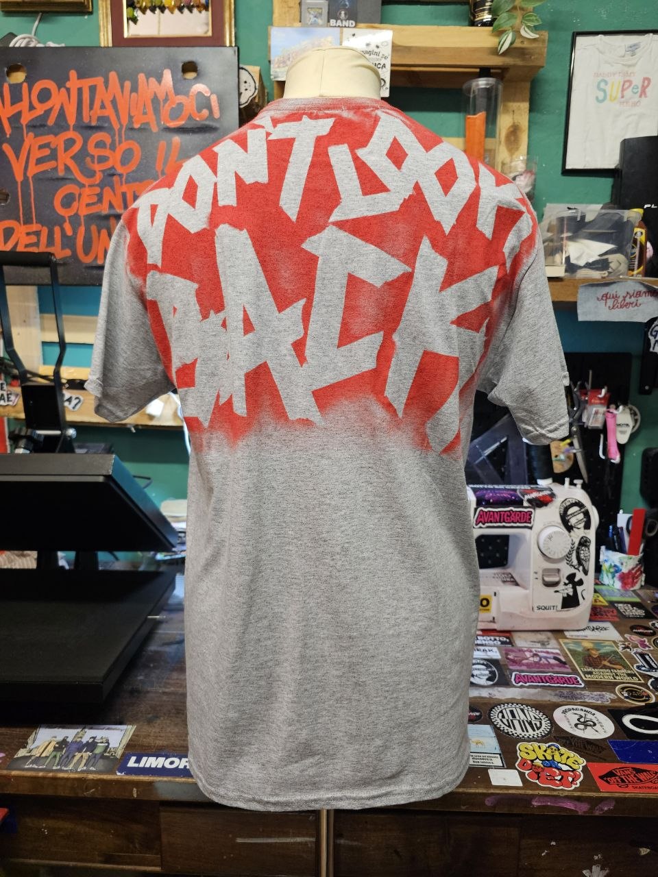 T-Shirt Handmade "Don't Look Back" - Avantgarde